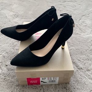 Classy black with bow and gold “3” heel.